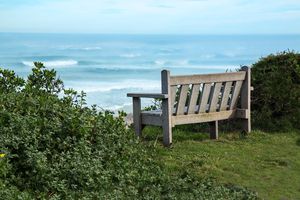 Bank am Meeresstrand